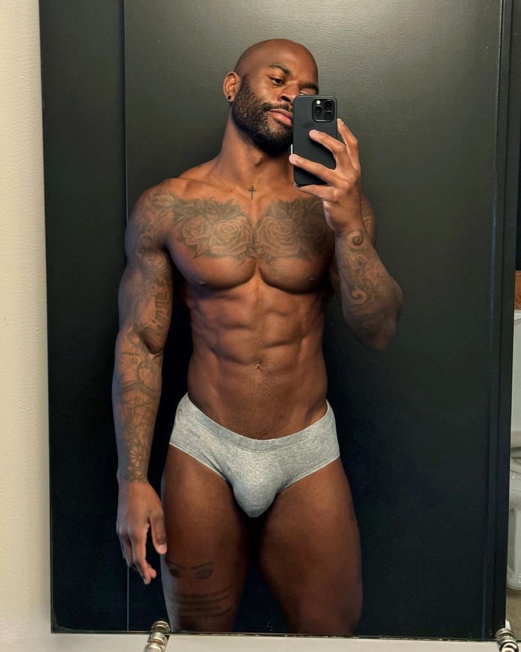 BLACK GAY   PICTURES : 309  VIDEOS : 62